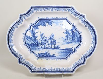 une assiette bleue et blanche avec une photo de personnes dessus