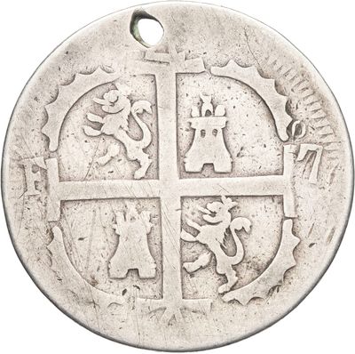Gros plan sur une pièce d'argent portant une croix