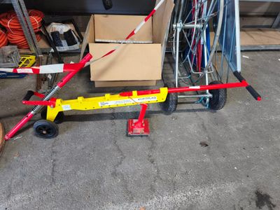 un chariot sur lequel est posé un vélo, dans un garage