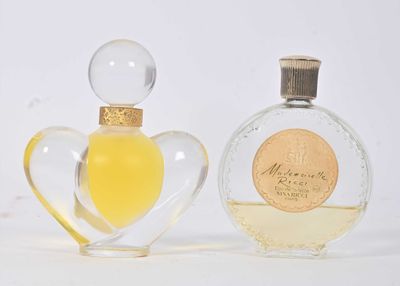 deux flacons de parfum posés l'un à côté de l'autre sur une surface blanche