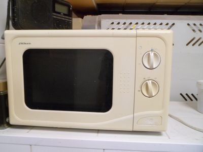 un micro-ondes posé sur un comptoir dans une cuisine