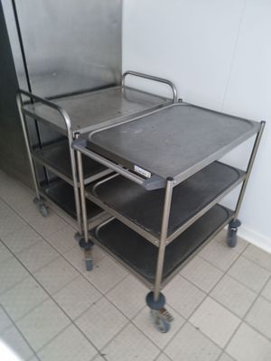 un chariot métallique muni de deux plateaux, dans une cuisine