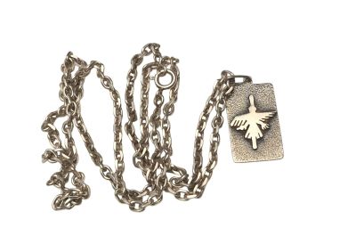 Collier plaqué argent avec une breloque en forme d'oiseau sur une chaîne