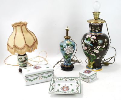 de nombreux vases et lampes de toutes sortes sur la table