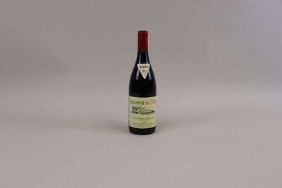 une bouteille de vin rouge posée sur une table blanche