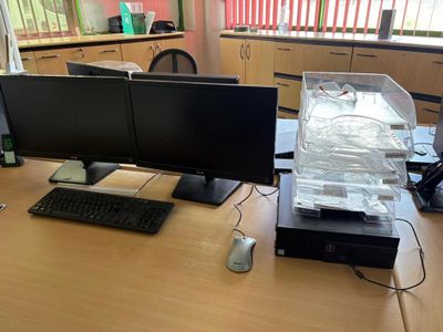 un bureau sur lequel sont posés deux écrans d'ordinateur et un clavier