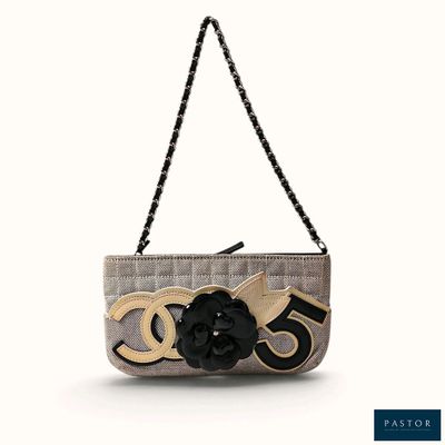 un sac Chanel orné d'une fleur sur le devant et muni d'une bandoulière en chaîne