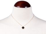 gros plan d'un torse de mannequin portant un collier
