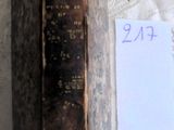 un vieux livre écrit posé sur une table