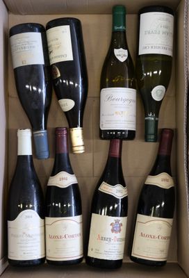 plusieurs bouteilles de vin dans une caisse sur la table