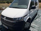 une camionnette blanche garée sur une bâche