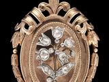 un gros plan sur un cadenas doré renfermant une fleur
