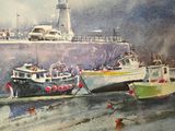 un tableau représentant des bateaux dans un port, avec un phare en arrière-plan