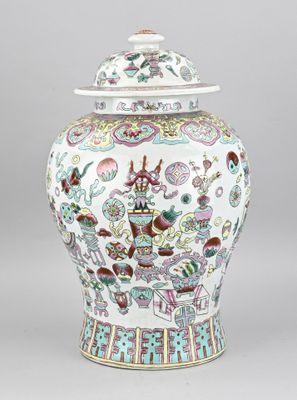 une image représentant un vase blanc et bleu muni d'un couvercle