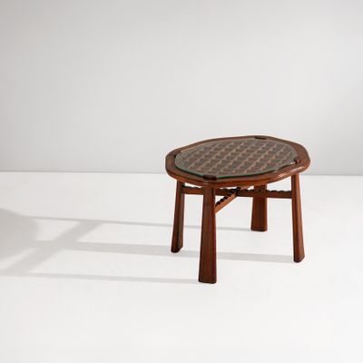 une image d'une petite table en bois avec un plateau en verre