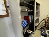 une pièce dans laquelle se trouvent une bibliothèque et quelques étagères