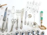 de nombreux types d'argenterie et de cuillères sur la table