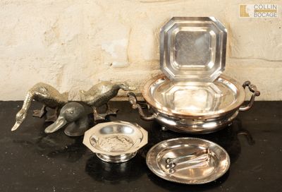 une assiette en argent avec un couvercle en argent, une assiette en argent avec un couvercle en argent, une assiette en argent avec une assiette en argent et une assiette en argent avec une assiette en argent