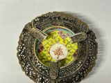 une assiette en argent ornée d'un motif de fleurs jaunes