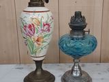 deux vases posés sur une table l'un à côté de l'autre