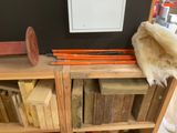 une étagère en bois sur laquelle sont posés tout un tas d'outils