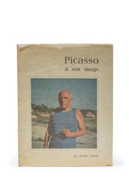 un vieux livre avec la photo d'un homme en débardeur