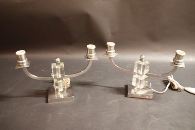 trois bougies posées sur une table