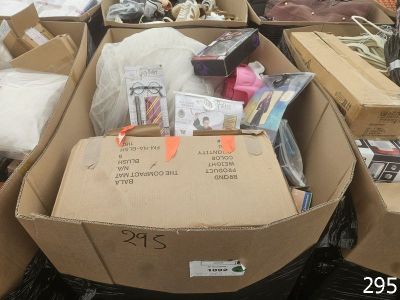 de nombreux cartons remplis d'affaires qui traînent par terre