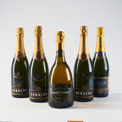 un lot de bouteilles de champagne posées sur une table