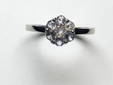 gros plan d'une bague en diamant sur une surface blanche