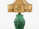 une photo d'une lampe de table verte ornée de franges