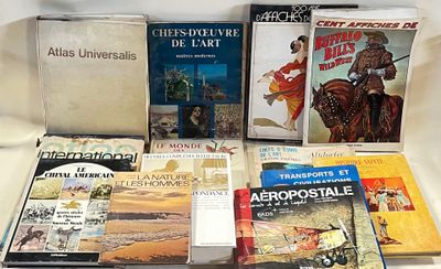 plusieurs livres sur une table blanche avec un fond blanc