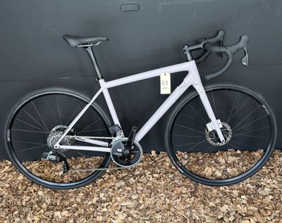 une photo d'un vélo garé contre un mur