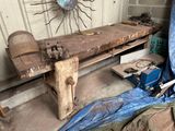un banc en bois sur lequel est posée une horloge