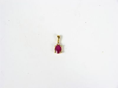 un pendentif en or orné d'un rubis au centre