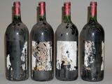 quatre bouteilles de vin sont alignées sur une table