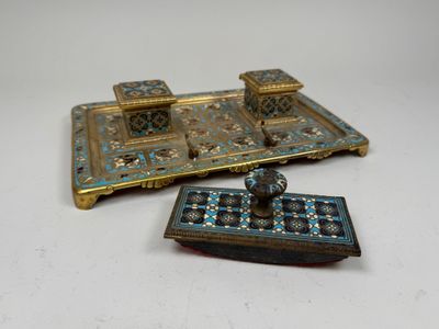 trois éléments en laiton ancien, agrémentés de motifs bleus et verts sur un fond blanc