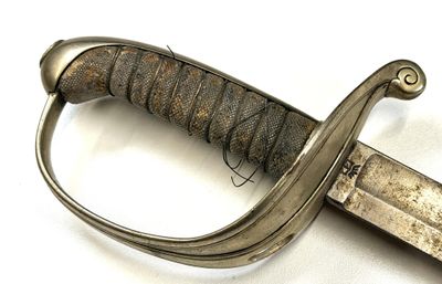 gros plan d'une épée sur une surface blanche