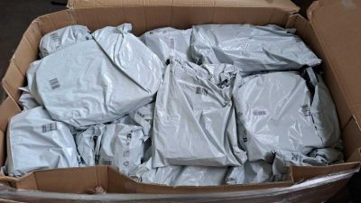 une boîte en carton remplie de nombreux vêtements