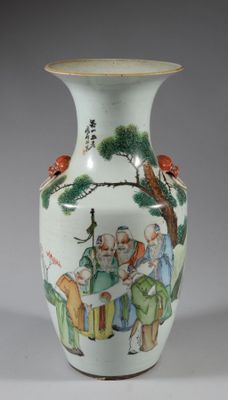 un vase blanc orné d'une peinture représentant des personnes