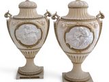 une paire de vases blancs et dorés ornés de personnages