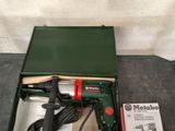 une boîte contenant une perceuse et d'autres outils