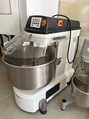 une photo représentant un mixeur et un bol de mixeur dans une cuisine