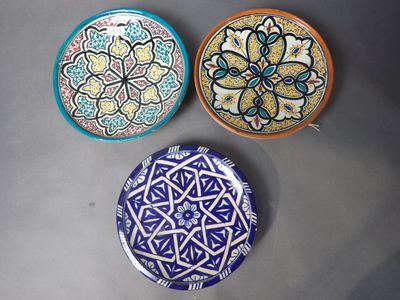 SAFI Lot de 3 plats en terre cuite, décor à motifs géométriq…