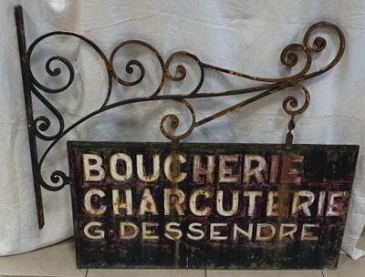 cadre de lit en fer forgé avec une pancarte indiquant « Boucherre Charoutre Goes Sende »