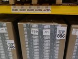 de nombreuses boîtes sur les rayons d'un magasin, munies d'étiquettes de prix