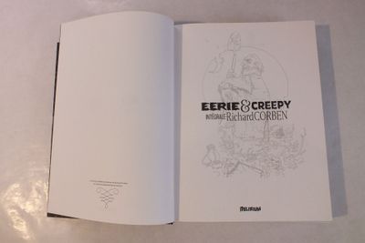 un livre ouvert sur lequel figure le dessin d'une femme