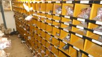 - 6 Rayonnages comprenant un stock important de fournitures … (photo 6)