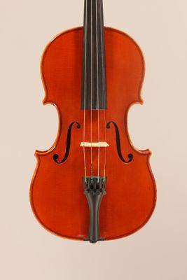 un violon orange avec un archet noir sur fond blanc