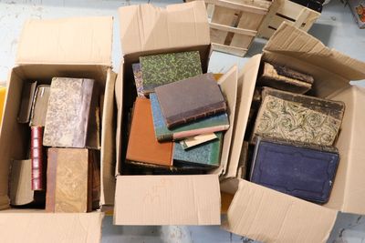 une boîte pleine de livres posée sur une table